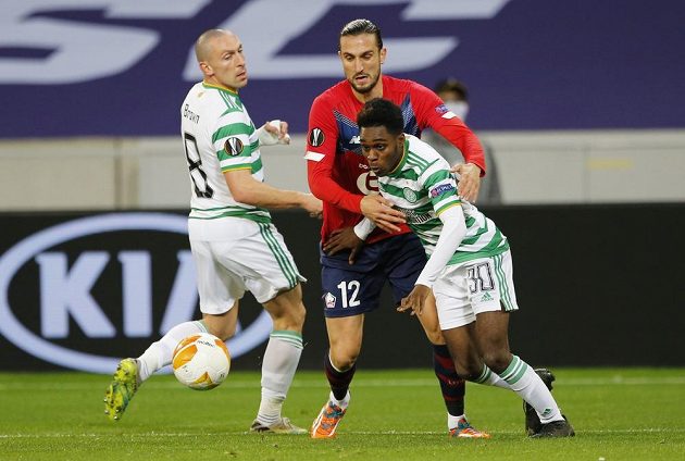 Jusúf Yazici z Lille střežený hráči Celticu Glasgow Jeremiem Frimpongem (vpravo) a Scottem Brownem.