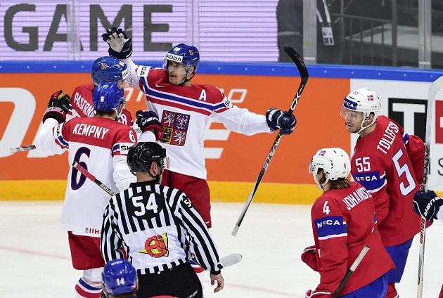 Michal Kempný, David Pastrňák a Roman Červenka se radují z prvního českého gólu. Vpravo jsou Norové Ole-Kristian Tollefsen a Johannes Johannesen.