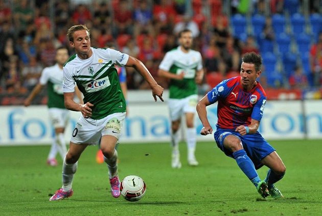 Jablonecký záložník Jan Kopic (vlevo) a plzeňský středopolař Milan Petržela v zápase 2. kola Synot ligy.