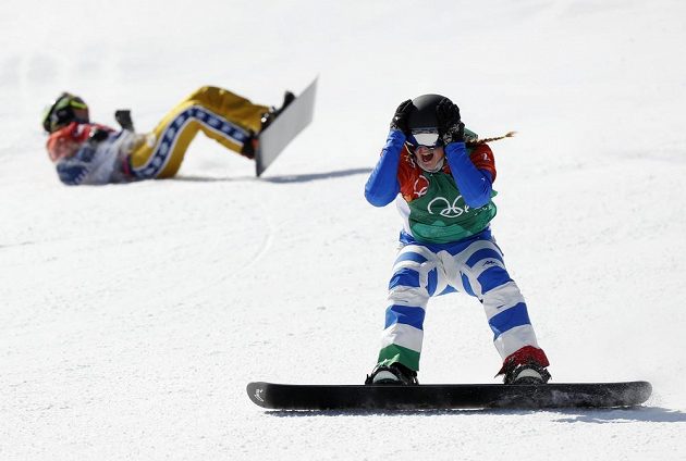 Italka Michela Moioliová nevěřícně vstřebává olympijský triumf v soutěži snowboardkrosařek. V pozadí Eva Samková.