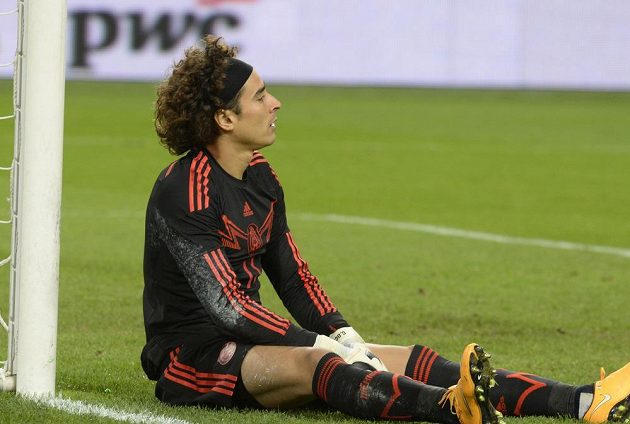Brankář Mexika Guillermo Ochoa krátce po inkasované brance od Nizozemce Wesleyho Sneijdera.