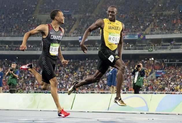 Kanaďan Andre De Grasse (vlevo) a Jamajčan Usain Bolt společně vbíhají do cíle semifinále na 200 metrů.(Frank Gunn/The Canadian Press via AP)
