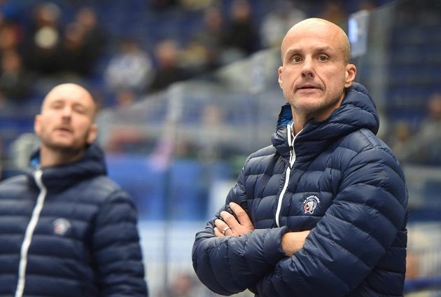 Noví trenéři Plzně Martin Straka (vpravo) a Tomáš Vlasák během utkání ve Vítkovicích.