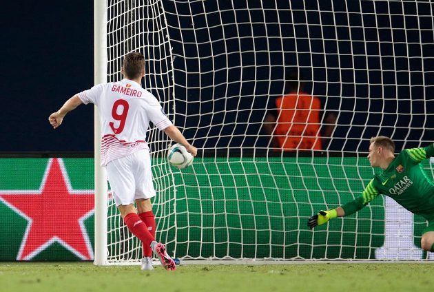 Útočník Sevilly Kevin Gameiro (vlevo) překonává z penalty brankáře Barcelony Ter Stegena.