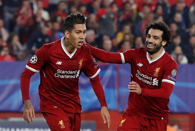 Liverpoolský Roberto Firmino slaví gól na 3:0 v utkání Ligy mistrů v Seville.