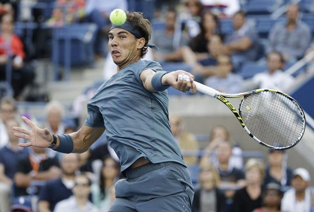 Rafael Nadal se připravuje k úderu během finále US Open proti Novaku Djokovičovi.