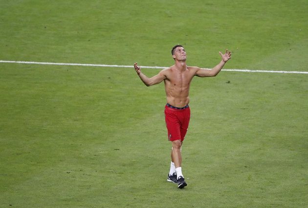 Cristiano Ronaldo po skončení finále jako obvykle potěšil fanynky svým tělem...