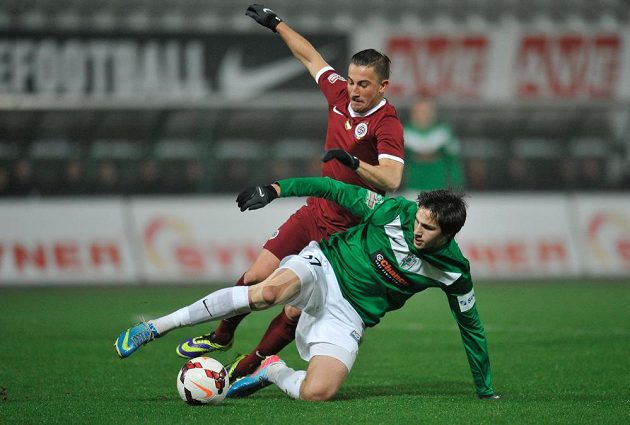 Obránce Jablonce Vojtěch Kubista (dole) a záložník Sparty Lukáš Vácha v utkání 16. kola.