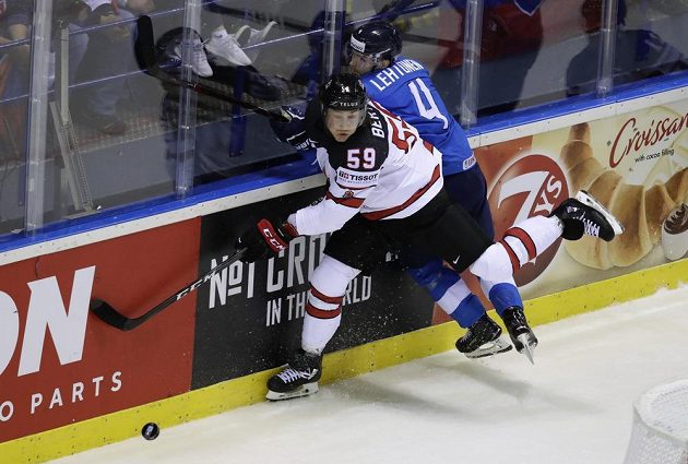 Kanadský hokejista Tyler Bertuzzi v souboji s Finem Mikko Lehtonenem v utkání mistrovství světa.