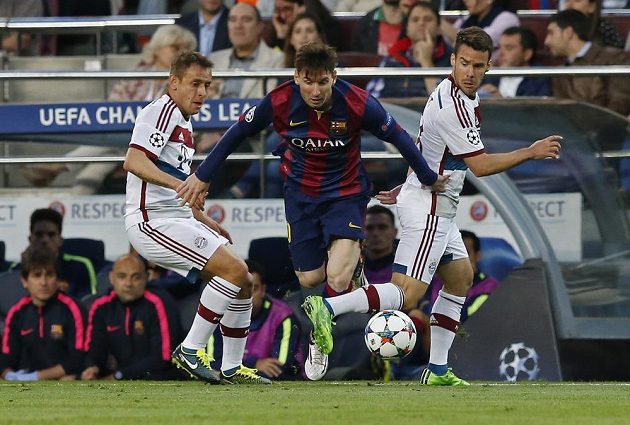 Barcelonský režisér hry Lionel Messi (uprostřed) v obklopení Juana Bernata (vpravo) a Rafinhy z Bayernu.