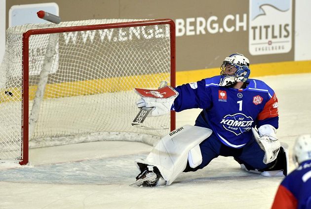 Brankář Brna Marek Čiliak inkasuje gól utkání čtvrtfinále play off hokejové Ligy mistrů proti Jyväskylä.
