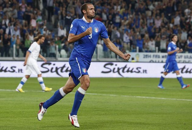 Ital Griorgio Chiellini se raduje z branky, kterou vstřelil do sítě České republiky.