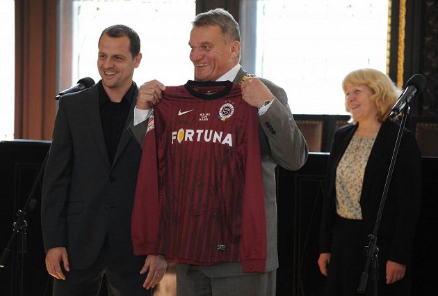 Kapitán Sparty Marek Matějovský věnoval primátorovi Prahy Bohuslavu Svobodovi dres.