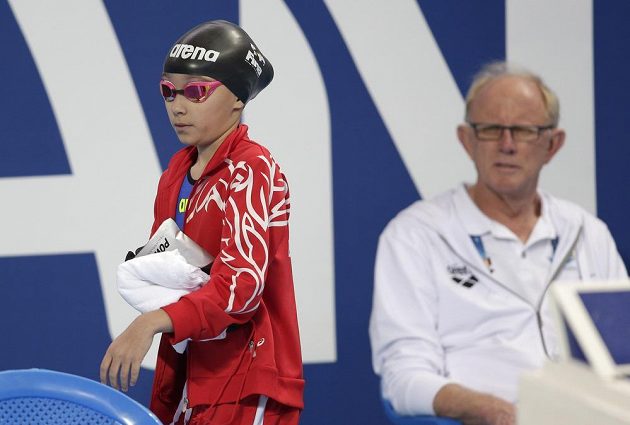 Desetiletá Alzain Tareqová z Bahrajnu se připravuje na závod 50 m motýlek na mistrovství světa v ruské Kazani.