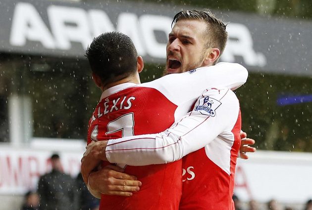 Alexis Sánchez oslavuje s Aaronem Ramseym vyrovnávací gól v utkání s Tottenhamem.