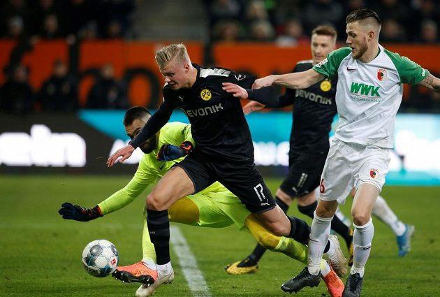 Marná byla snaha českého gólmana Tomáše Koubka. Devatenáctiletý norský útočník Erling Haaland v soutěžní premiéře za Dortmund třikrát skóroval.