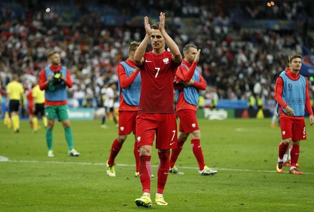 Útočník Arkadiusz Milik děkuje polským fanouškům za podporu po remíze s Německem.