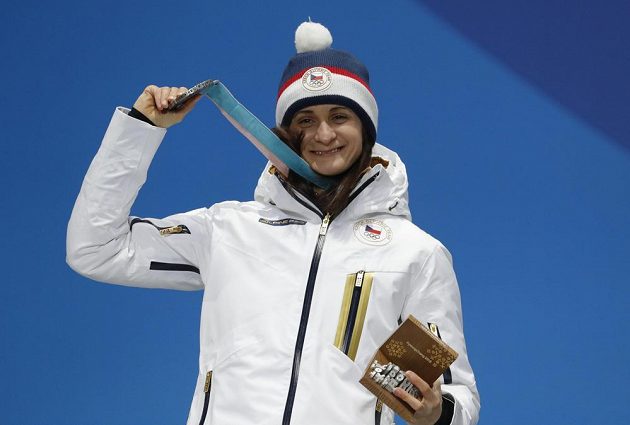 Stříbrná česká radost. Rychlobruslařka Martina Sáblíková dostala medaili za druhé místo ze závodu na 5000 metrů.