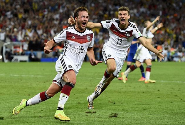 Mario Götze (vlevo) slaví gól v síti Argentiny. Vpravo přibíhá Thomas Müller.