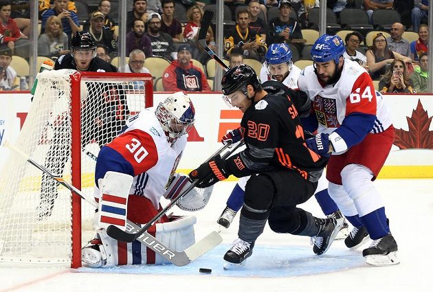 Brandon Saad (20) z Výběru Severní Ameriky před českým gólmanem Michalem Neuvirthem během přípravného utkání před SP. Bránit se snaží Michal Kempný (vzadu) a Roman Polák.
