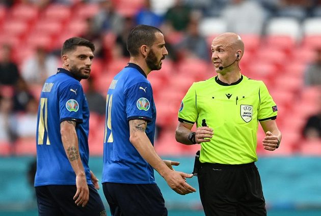 Italský fotbalista Leonardo Bonucci diskutuje s rozhodčím Anthonym Taylorem během osmifinále EURO.