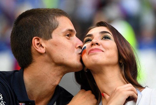 Ruští fotbalisté prohráli na MS s Uruguayí, fanoušci si ale našli způsob, jak si udělat radost.