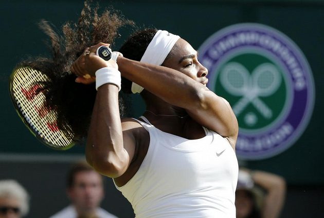 Serena Williamsová během zápasu 3. kola Wimbledonu proti Britce Heather Watsonové.