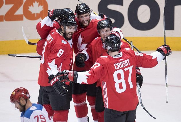 Hokejisté Kanady Drew Doughty (8), Alex Pietrangelo (27), Brad Marchard (63) a Sidney Crosby (87) se radují z gólu.