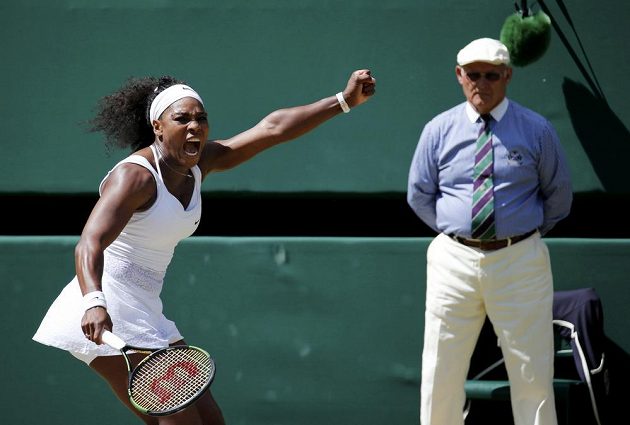 Americká tenistka Serena Williamsová během letošního Wimbledonu proti Španělce Garbiňe Muguruzaové.