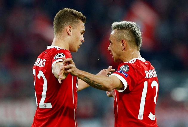 První měli v semifinále Ligy mistrů radost z gólu hráči Bayernu. Skóroval Joshua Kimmich, gratuluje mu spoluhráč Rafinha.