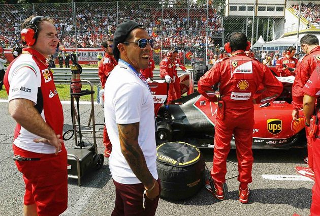 Slavný argentinský fotbalista Carlos Tévez (uprostřed) z Juventusu navštívil před startem domácí stáj Ferrari.