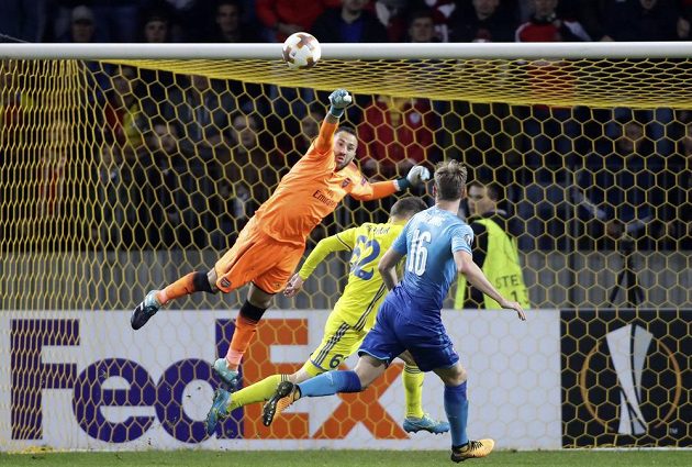 Čechův náhradník David Ospina řeší situaci před brankou Arsenalu před Michailem Gordějčukem z BATE Borisov.