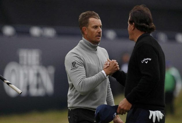 Švéd Henrik Stenson (vlevo) a Američan Phil Mickelson bojují o triumf na 145. golfovém British Open.