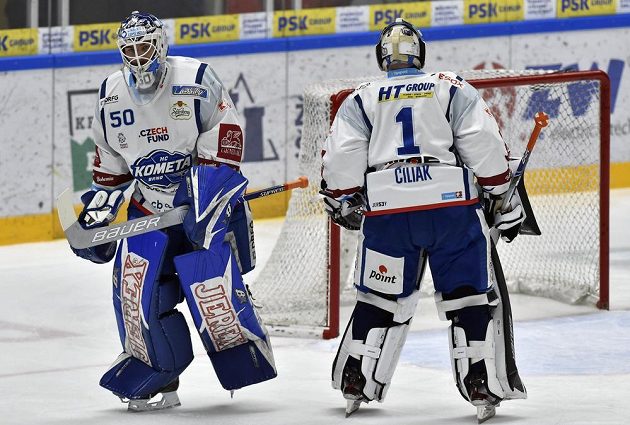 Utkání 44. kola hokejové extraligy: HC Kometa Brno - HC Vítkovice Ridera, 12. února 2020 v Brně. Marek Čiliak (vpravo) střídá po druhém gólu v brance Brna Karla Vejmelku.