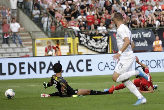 Střelu Iva Rodriguese (vpravo) se snaží vytěsnit plzeňský brankář Aleš Hruška.