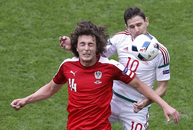 Rakouský fotbalista Julian Baumgartlinger v souboji s Maďarem Zoltanem Gerou.