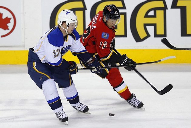 Jarome Iginla z Calgary (vpravo) v souboji s útočníkem St. Louis Vladimírem Sobotkou.