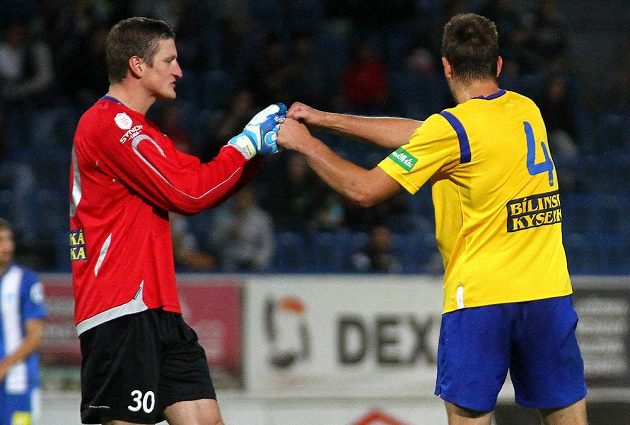 Teplický brankář Tomáš Grigar (vlevo) a obránce Michael Lüftner se radují z gólu proti Liberci.