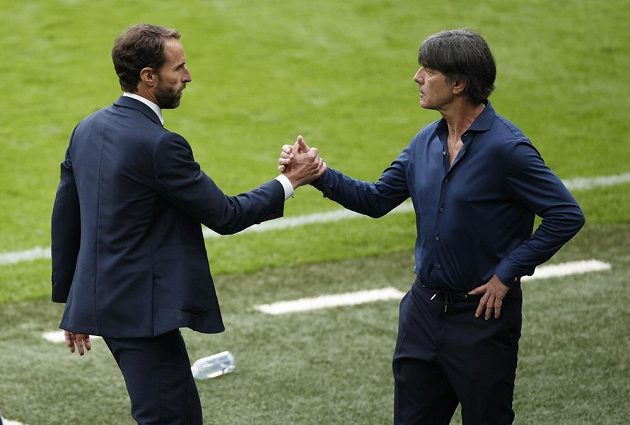 Anglický kouč Gareth Southgate a jeho německý protějšek Joachim Löw po osmifinále.