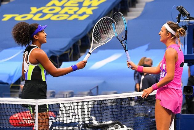 Japonská tenistka Naomi Ósakaová po vítězném finále dvouhry na US Open. Vpravo poražená Běloruska Azarenková.