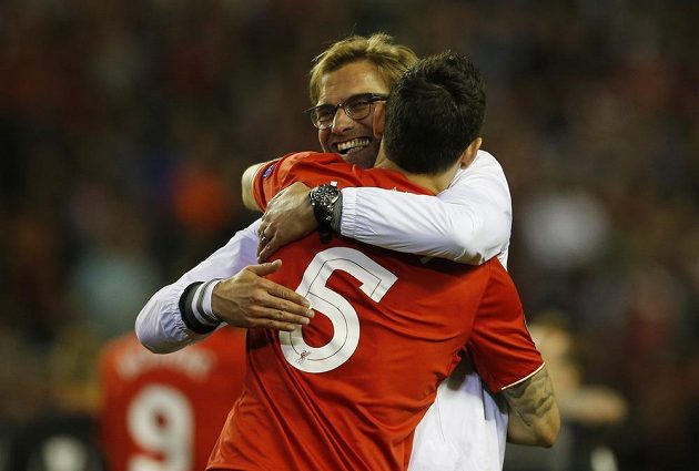 Liverpoolký kouč Jürgen Klopp s Dejanem Lovrenem během odvety semifinále Evropské ligy se Sevillou.