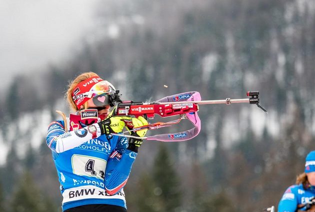 Markéta Davidová při osudné střelce ve stoje.