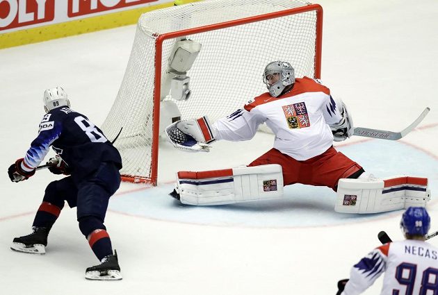 Pavel Francouz inkasuje druhý gól ve čtvrtfinále s USA, překonává ho Cam Atkinson.