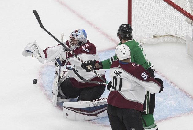 Útočník Dallasu Tyler Seguin (91) se snaží tečovat puk před českým brankářem Pavlem Francouzem. Ten neinkasoval a Colorado vyhrálo.