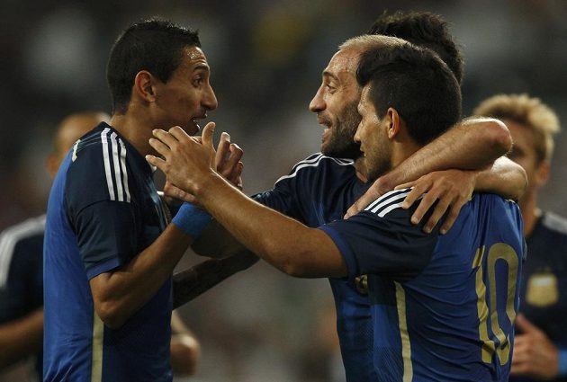 Argentinští fotbalisté (zleva) Ángel Di María, Pablo Zabaleta a Erik Lamela slaví gól v síti Německa v přátelském utkání v Düsseldorfu.