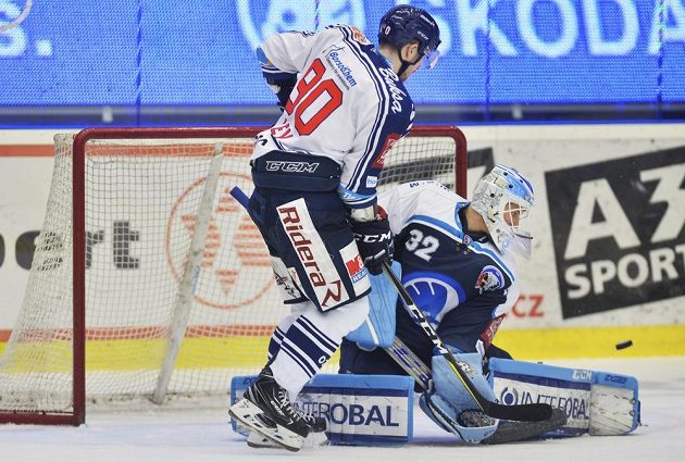 Bývalý plzeňský útočník Jakub Lev, nyní v dresu Vítkovic, před brankářem Plzně Miroslavem Svobodou.