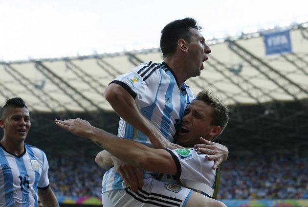 Lionel Messi (nahoře) oslavuje svou rozhodující trefu proti Íránu se spoluhráči z argentinské reprezentace.