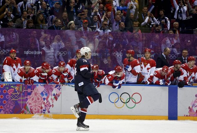 Americký hokejový útočník T. J. Oshie se raduje z vítězného nájezdu proti Rusku.