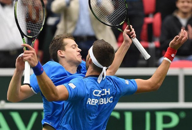 Čeští tenisté Adam Pavlásek (vlevo) a Jiří Veselý se radují z vítězství v daviscupové čtyřhře proti Austrálii.
