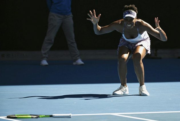 Americká tenistka Venus Williamsová slaví postup do finále dvouhry na Australian Open